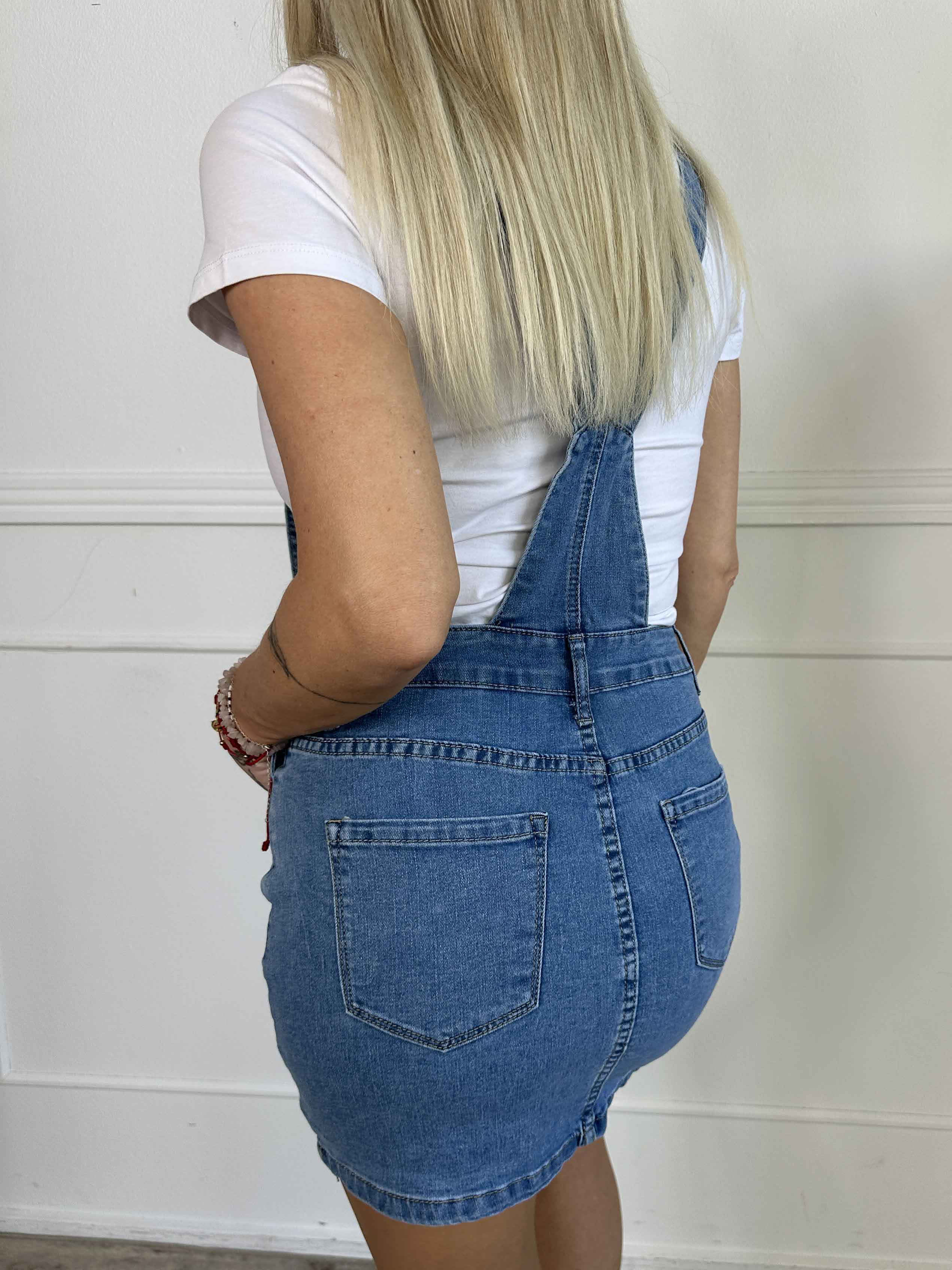 Liva - Smæknederdel i klassisk denim med justerbare seler